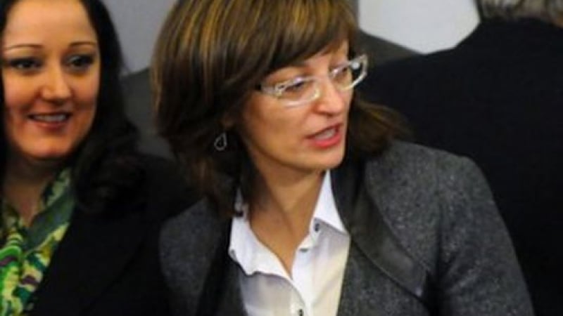 Захариева: Абсурдно е в оставката на Танев да се търси опит за отвличане на внимание
