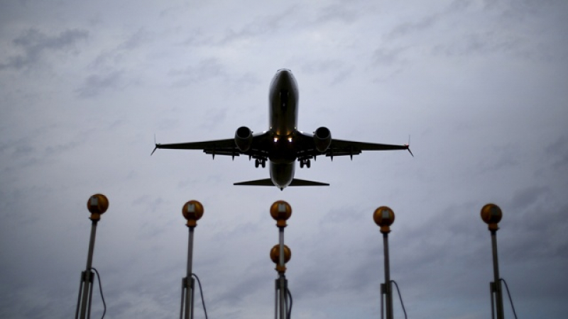 Самолет на American Airlines кацна извънредно заради „неизвестна болест”   