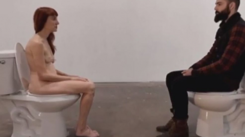 Изкуство? Жена клеча чисто гола върху тоалетна чиния в галерия (ВИДЕО)