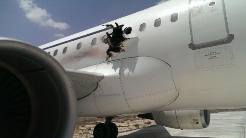 Вижте ВИДЕО, снимано в самолета, който се приземи с дупка от взрив