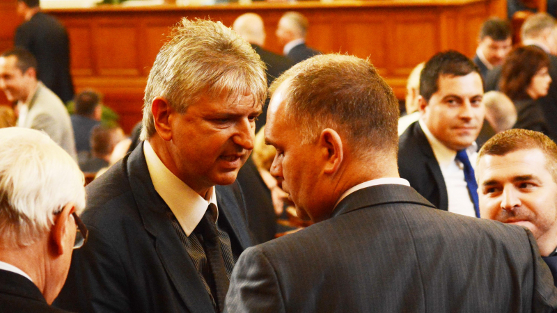 Екшън в парламента! Кадиев и Лъчо Иванов на косъм от бой насред пленарна зала (СНИМКИ)