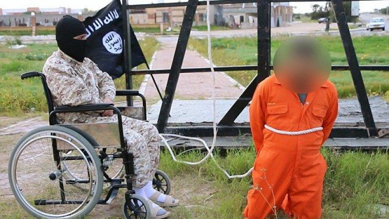 Дори в инвалидна количка екзекутор на „Ислямска държава” е неумолимо жесток (СНИМКА)