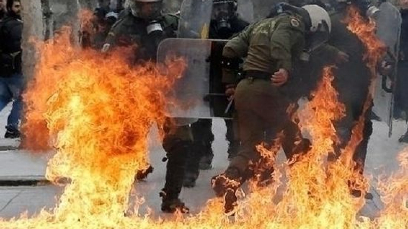 Кръв в Атина: Полиция разкъсва протест, младежи опустошиха радио и офис на ПАСОК (СНИМКИ/ВИДЕО)