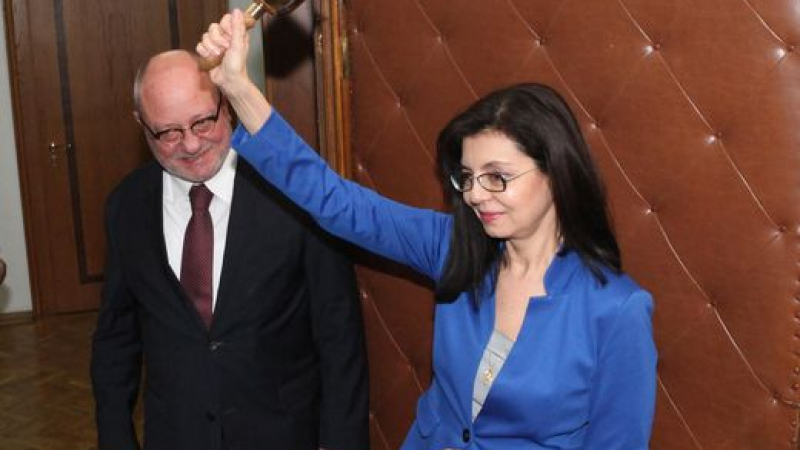 Проф. Танев: Моля, аплодисменти за новия министър г-жа Кунева (СНИМКИ)