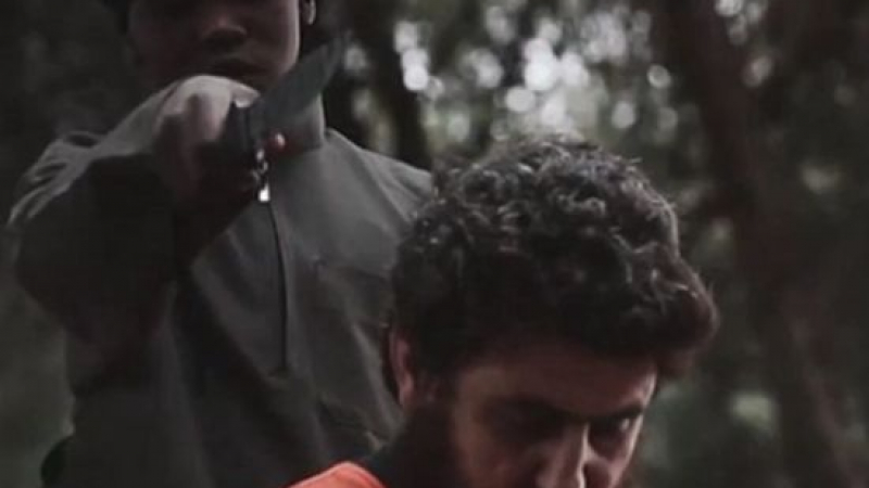 Ново зверство на терористите: 10-годишно момче обезглави пленник на ИД (ВИДЕО 18+) 