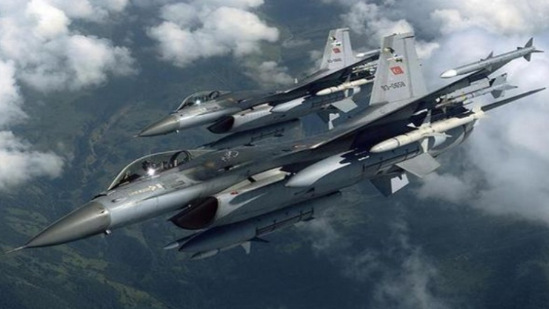 „Российская газета“: България послушно отвори небето си за самолети на турските ВВС  