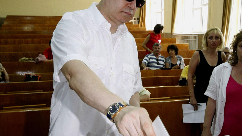 Слави Трифонов внася документи в ЦИК за Инициативен комитет в подкрепа на референдума