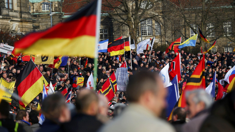 Дрезден гневно протестира срещу ислямизацията на Европа (СНИМКИ/ВИДЕО)

