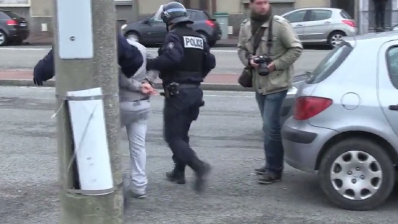 Арестуваха в Кале генерал и екскомандир на Чуждестранния легион, протестиращ срещу бежанците (ВИДЕО)