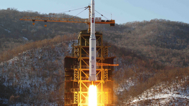 Северна Корея изстреля в космоса ракета-носител със спътник на борда (ВИДЕО)