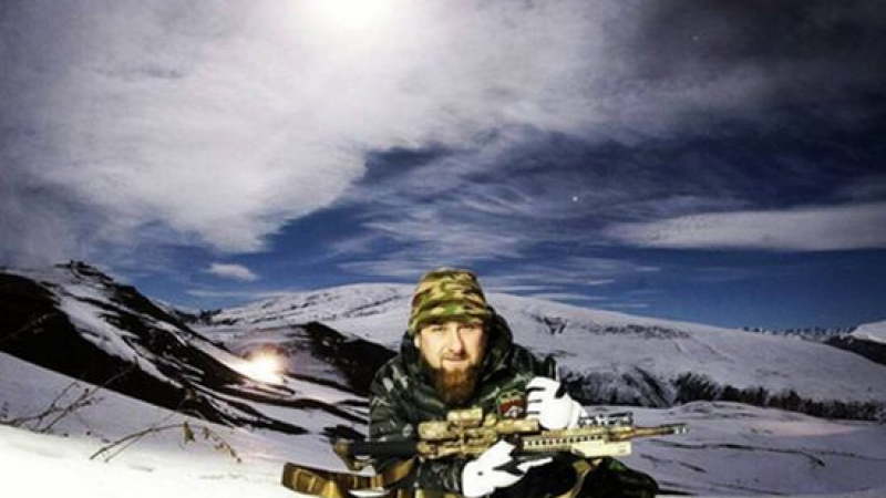 Кадиров позира с пушка в планината