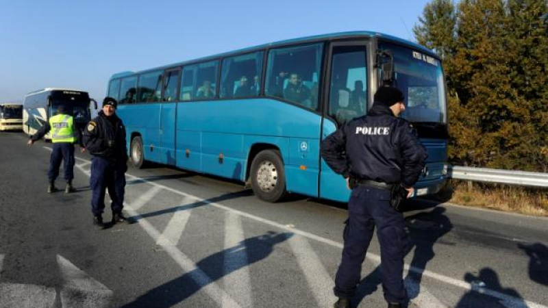 Арестуваха българин в Гърция, превозвал 24 бежанци