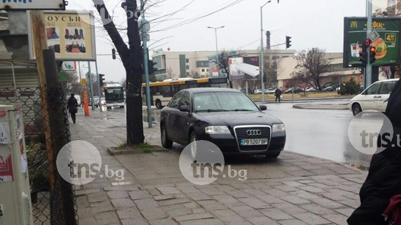 Шофьорка на лъскаво ауди паркира абсурдно всеки ден на тротоар в Пловдив (СНИМКИ) 