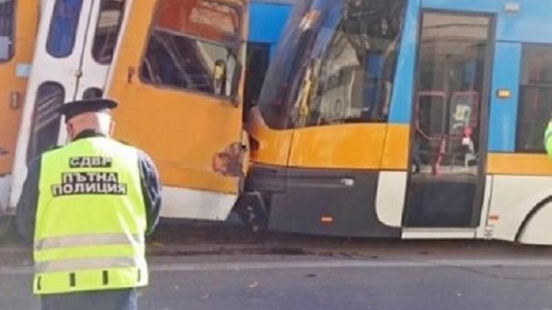 Извънредно: Два трамвая са се ударили на пл.&quot;Македония&quot;