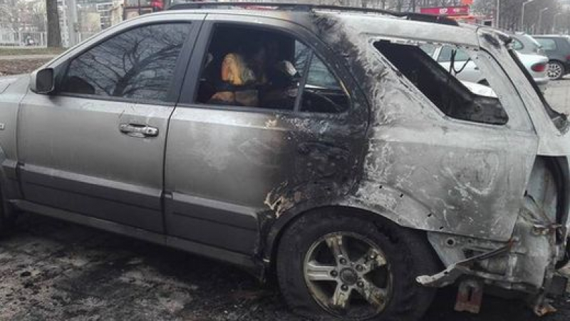 Огнен ад във Варна! Подпалиха кола на паркинг (СНИМКИ)