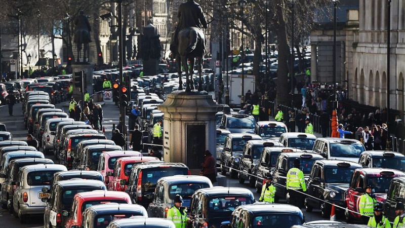 Лондонските таксита на бунт срещу Uber (СНИМКИ/ВИДЕО) 