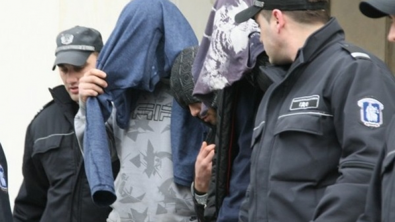Екшън в Бургас! Наркодилърът Гаргата хапе полицаи при спецакция в дома му
