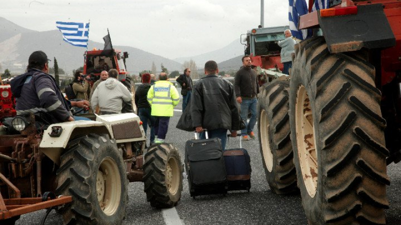 В Гърция  става напечено! Трактори нападат Атина (СНИМКИ/ВИДЕО)