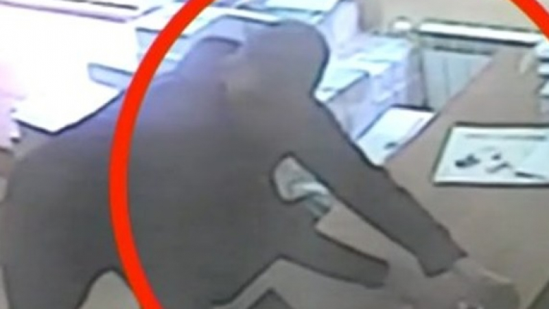 Запис от камера показа как нагъл крадец ошушка офис 