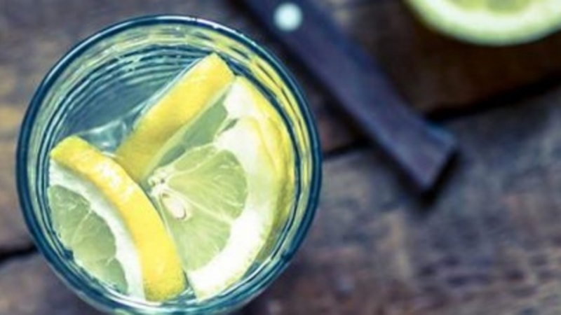 Aко пиеш вода с лимон всеки ден преди закуска, ето какво ще се случи с тялото ти...
