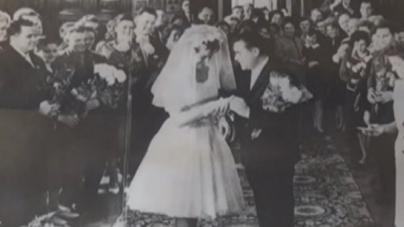 Сватбена снимка на Ванга краси ритуалната зала в Петрич