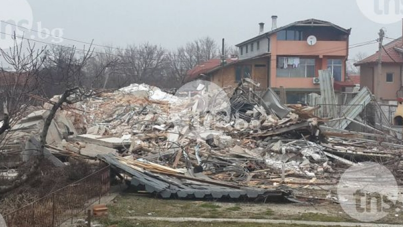 Сринаха до основи къщата на бедняка-милионер в Остромила (СНИМКИ/ВИДЕО)