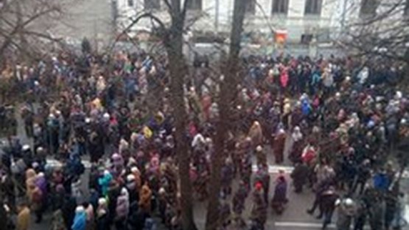 В Украйна пак ври и кипи! Хиляди протестиращи блокираха улиците на Киев (ВИДЕО)