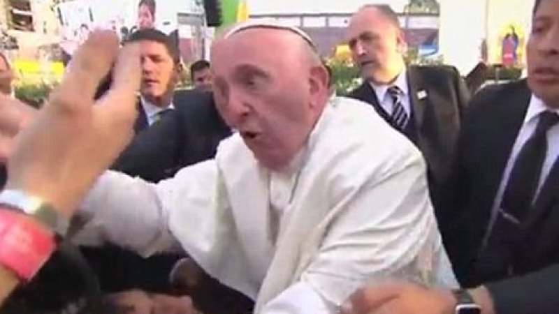 Куриоз: Фанатизиран вярващ изкара папата от кожата му (ВИДЕО)