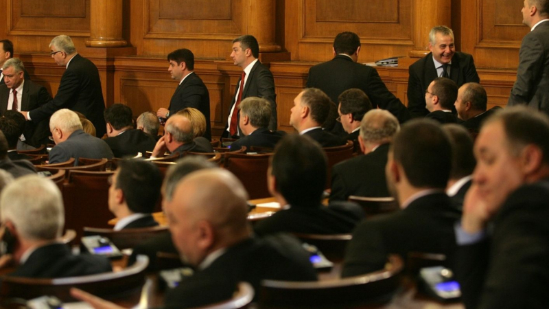 В парламента се чудят защо Борисов масово спира обществени поръчки