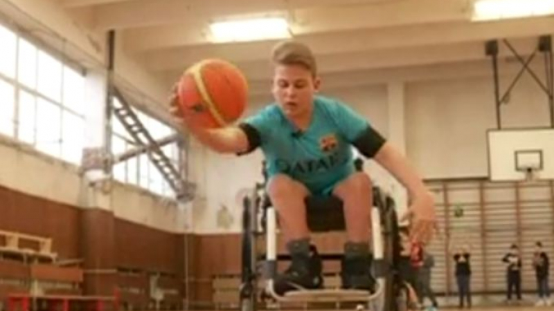 Покъртителна история: Цеци тренира баскетбол в инвалидната количка (ВИДЕО)