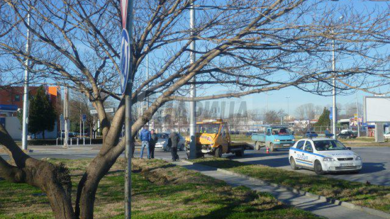 Джип излетя в градинка след сблъсък на кръгово в Пловдив (СНИМКИ)  