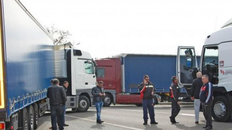 Сагата продължава: Българските шофьори отвърнаха с контраблокада на Кулата
