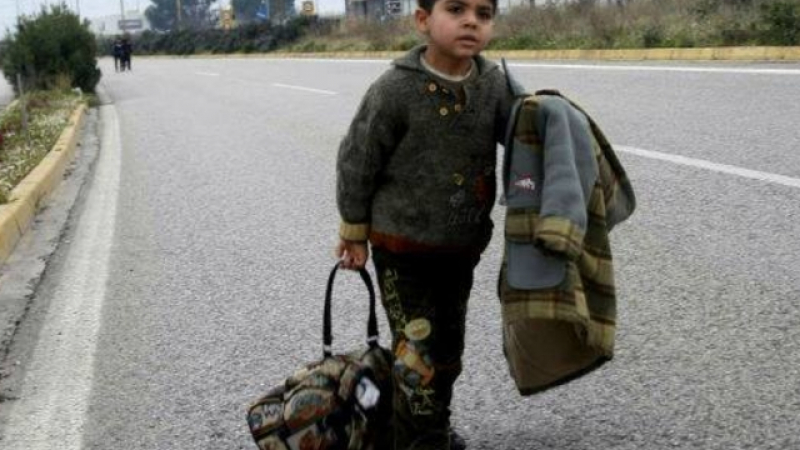 Дете бежанец се придвижва само по магистрала в Гърция (СНИМКИ)