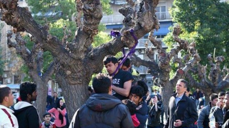 Бежанци опитаха да се обесят в центъра на Атина