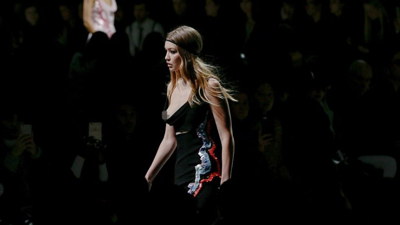 Джиджи Хадид разходи гола цица по подиума в името на Versace (ВИДЕО 18+)  