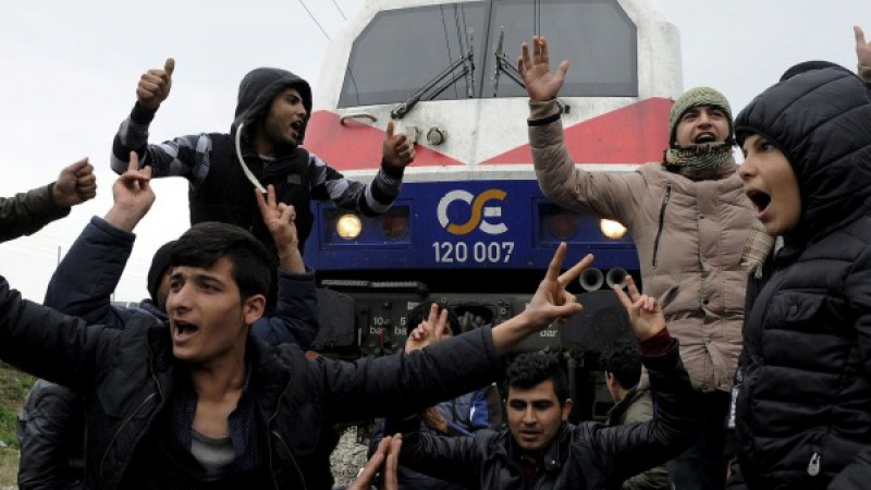 Мигранти блокираха жп гара в Гърция 
