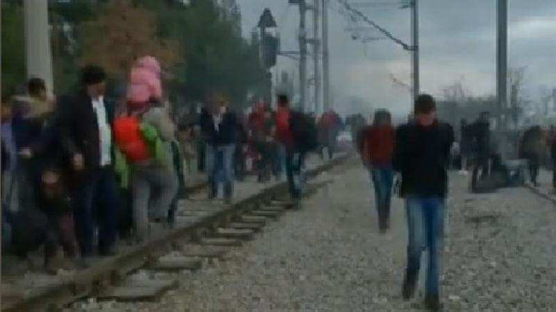 Става страшно! Бежанци щурмуват с камъни границата с Македония, полицията се отбранява отчаяно (ВИДЕО)