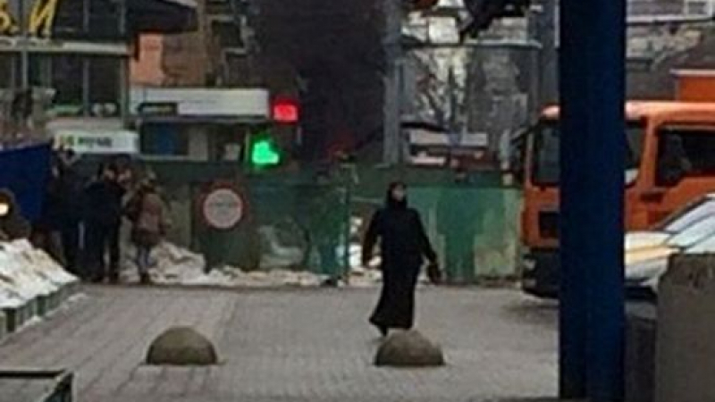 Ужас в Москва: Жена в черно с отрязана детска глава в ръцете крещи „Аллах акбар”! (ВИДЕО)