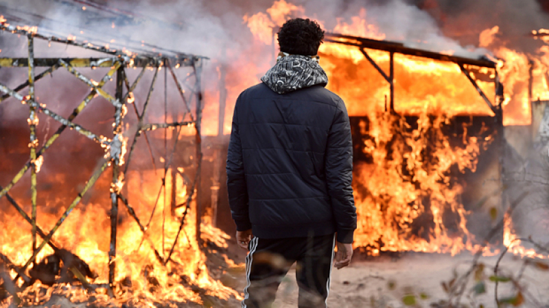 Втори ден горят палатките в нелегалния бежански лагер в Кале (ВИДЕО)