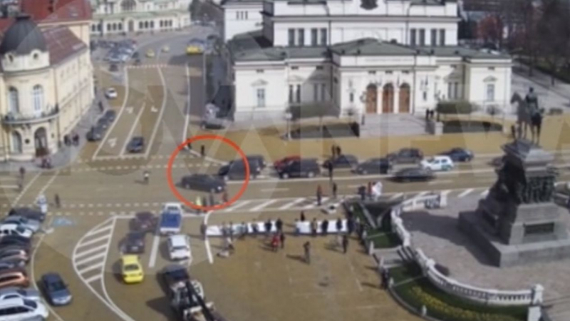 Кола на НСО блъсна пешеходец пред парламента (ВИДЕО)