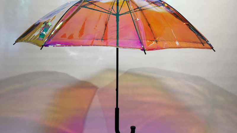 Учени създадоха чадър, който предсказва времето (ВИДЕО)