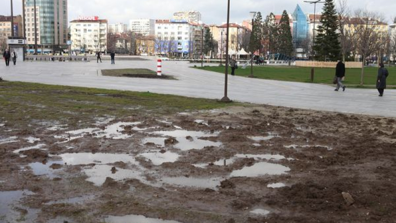 Наскоро обновените зелени площи край НДК потънаха в кал (СНИМКИ)