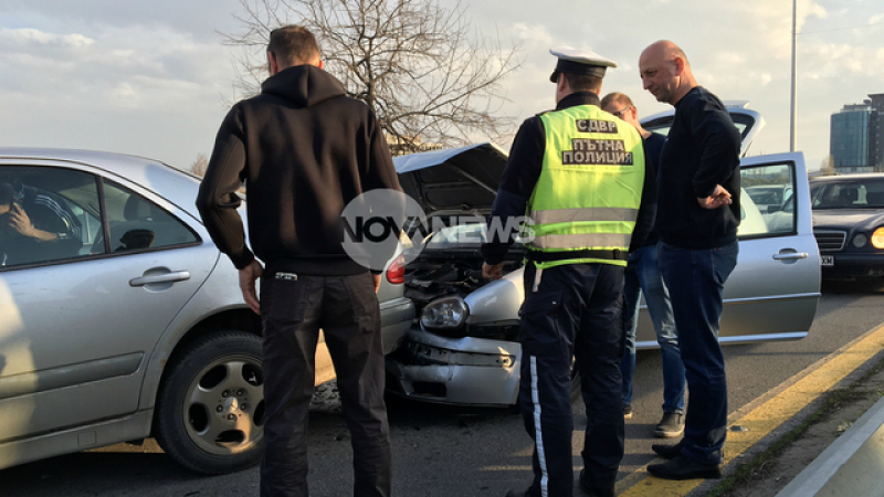 Верижна катастрофа в София! Четири коли се нанизаха на път за летището (СНИМКИ)