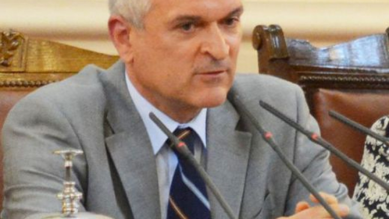 Гръмна грозен скандал в парламента заради водещия Димитър Главчев