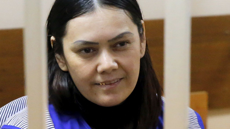 Кървавата бавачка от Москва маха бодро на репортерите в съда и се усмихва (СНИМКИ/ВИДЕО)