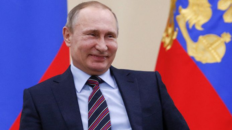 Блумбърг: Руската икономика потъва, а Путин не спира да се усмихва