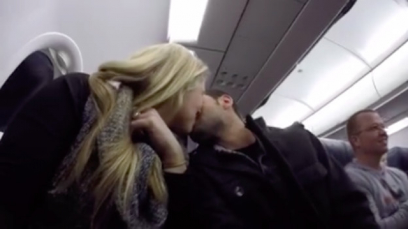 Нестандартно: Жена използва пилота на самолет, за да съобщи на съпруга си, че скоро ще става баща (ВИДЕО)