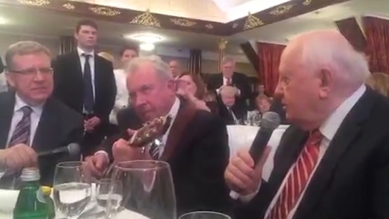 Горбачов пя на рождения си ден със звезда от „Машина на времето” (ВИДЕО)