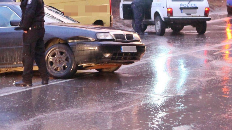 Зверска катастрофа с португалска кола в Кюстендил, спасиха мъж и жена