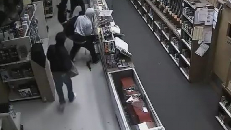 Ловки бандити обраха оръжеен магазин за 2 минути (ВИДЕО)